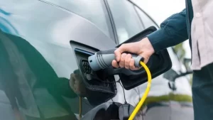 Şarja takıalan elektrikli bir aracı içeren görsel.
